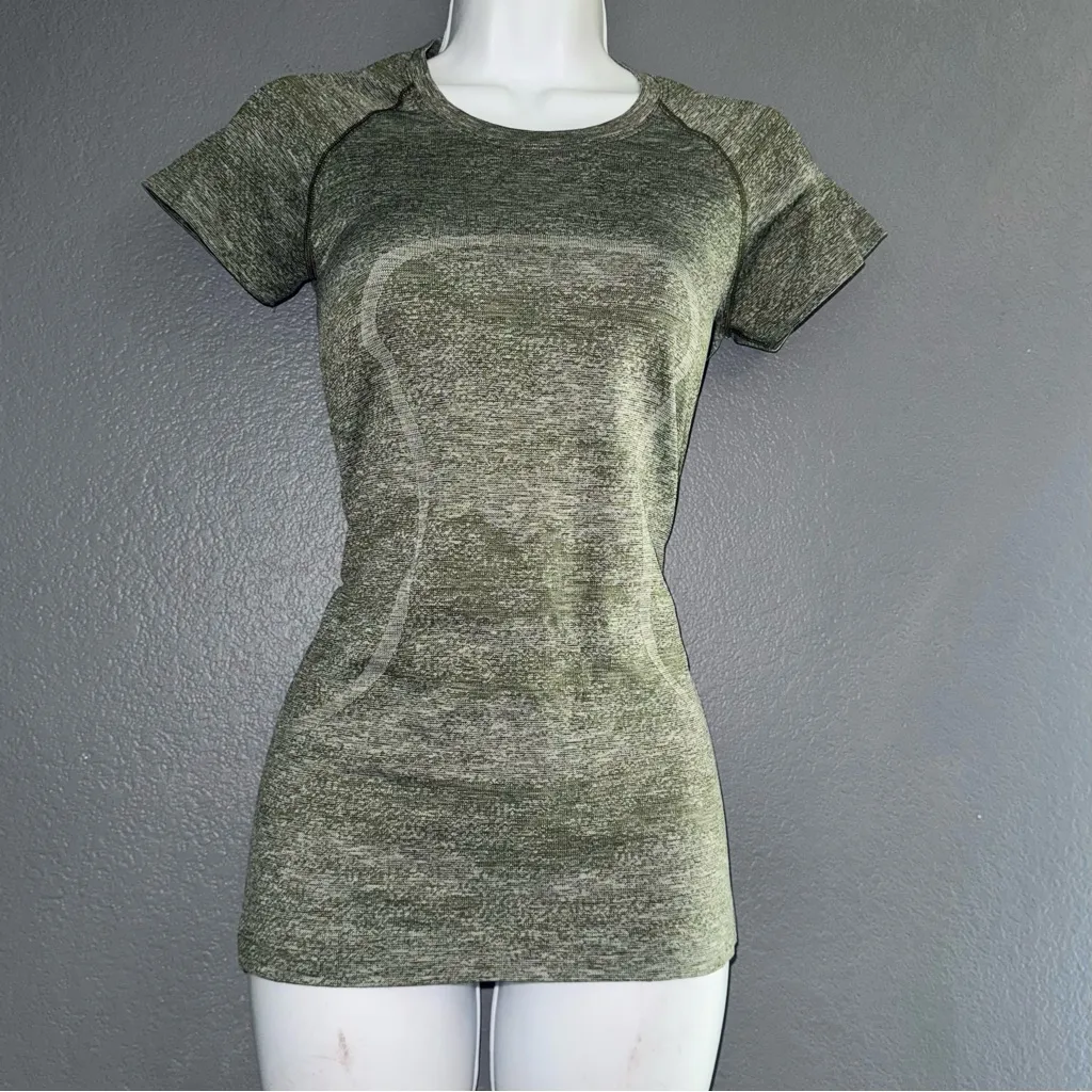 Lululemon Army Green Short Sleeve Dry Fit Workout Gym Fitness T-Shirt Top Small - Image 4