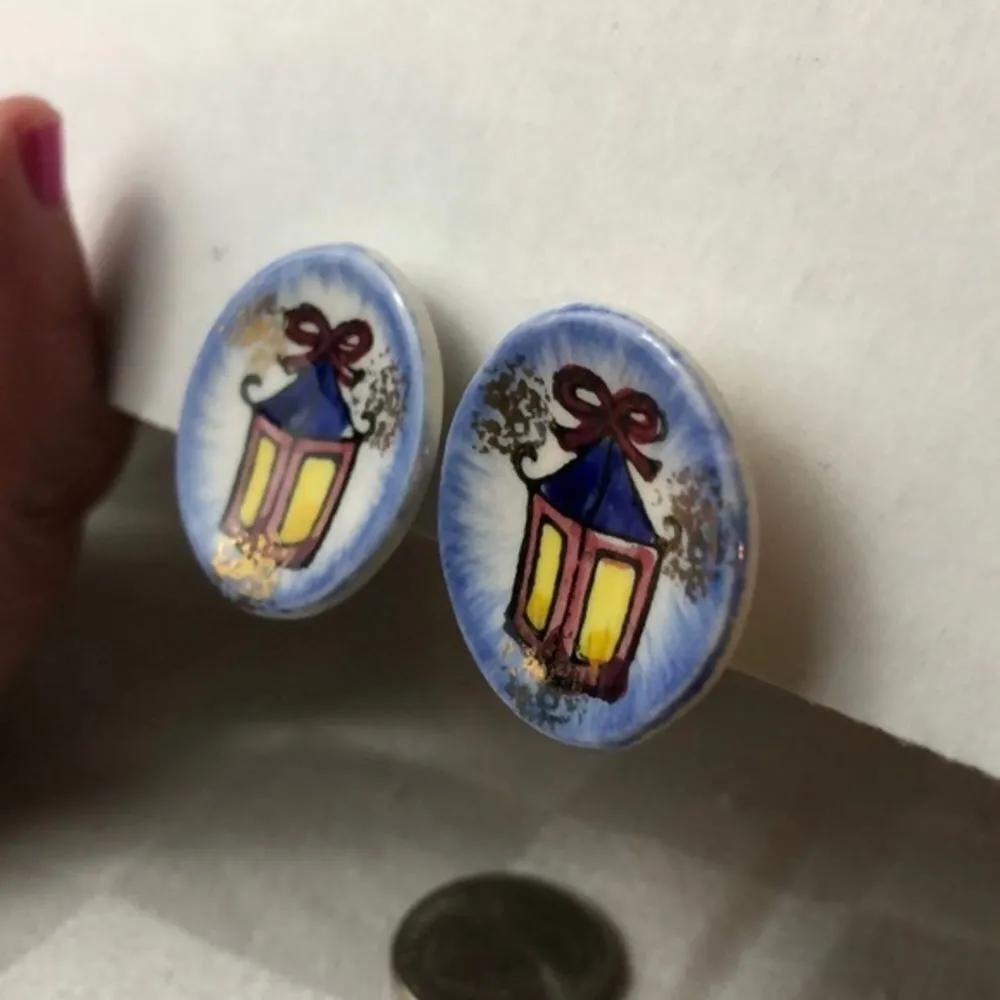 1950’s ceramic tiny art clip earring. Blue - Image 7