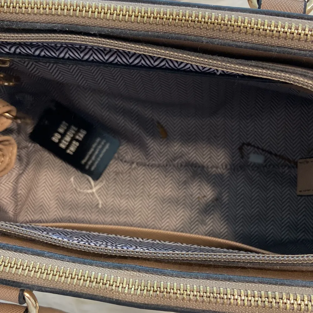 ISABELLE BAG AND WALLET 2in 1 set BRAND NEW LOTS OF SPACES AND ZIPPERS - Image 7