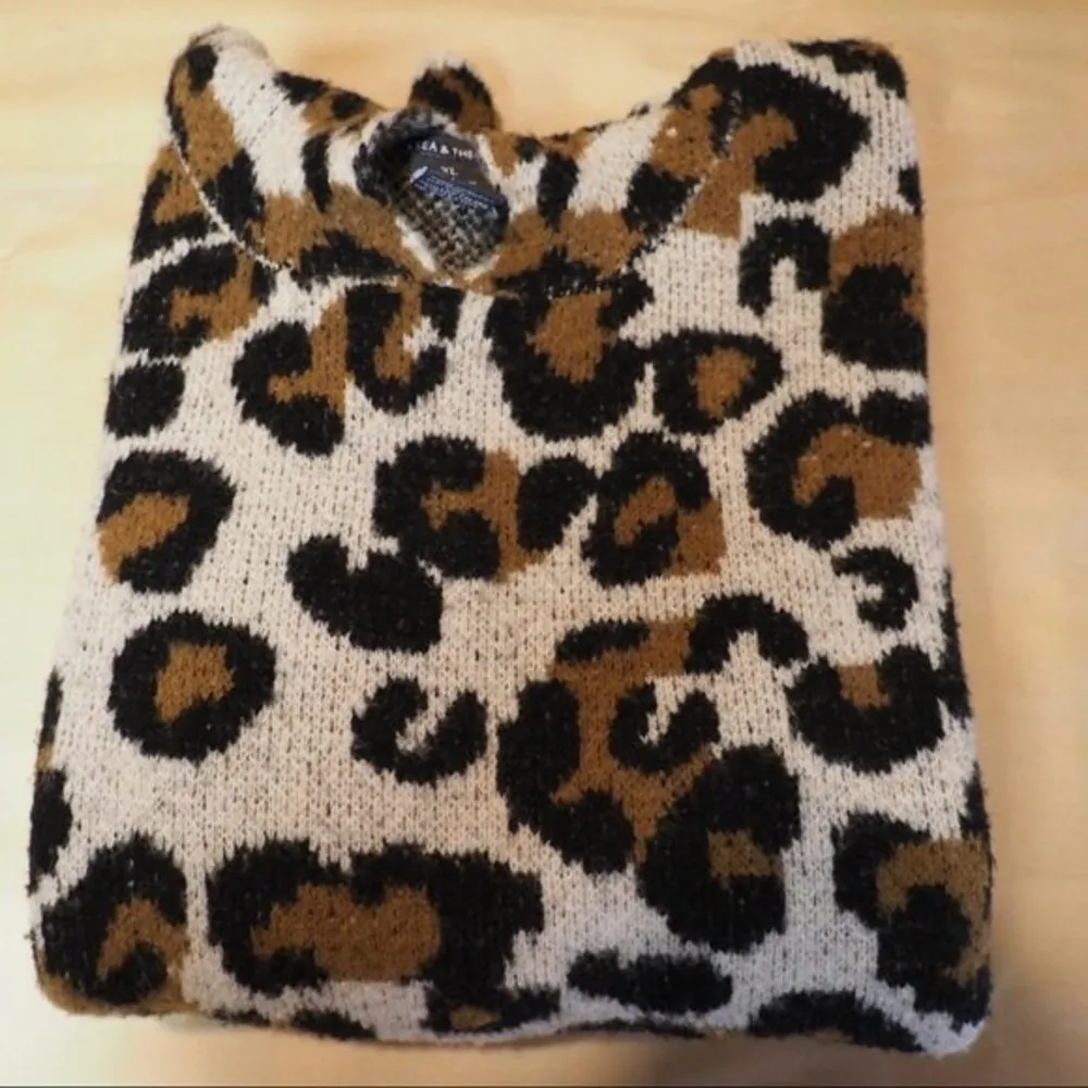 Chelsea & Theodore XL leopard pattern knit sweater with hoodie - Image 9