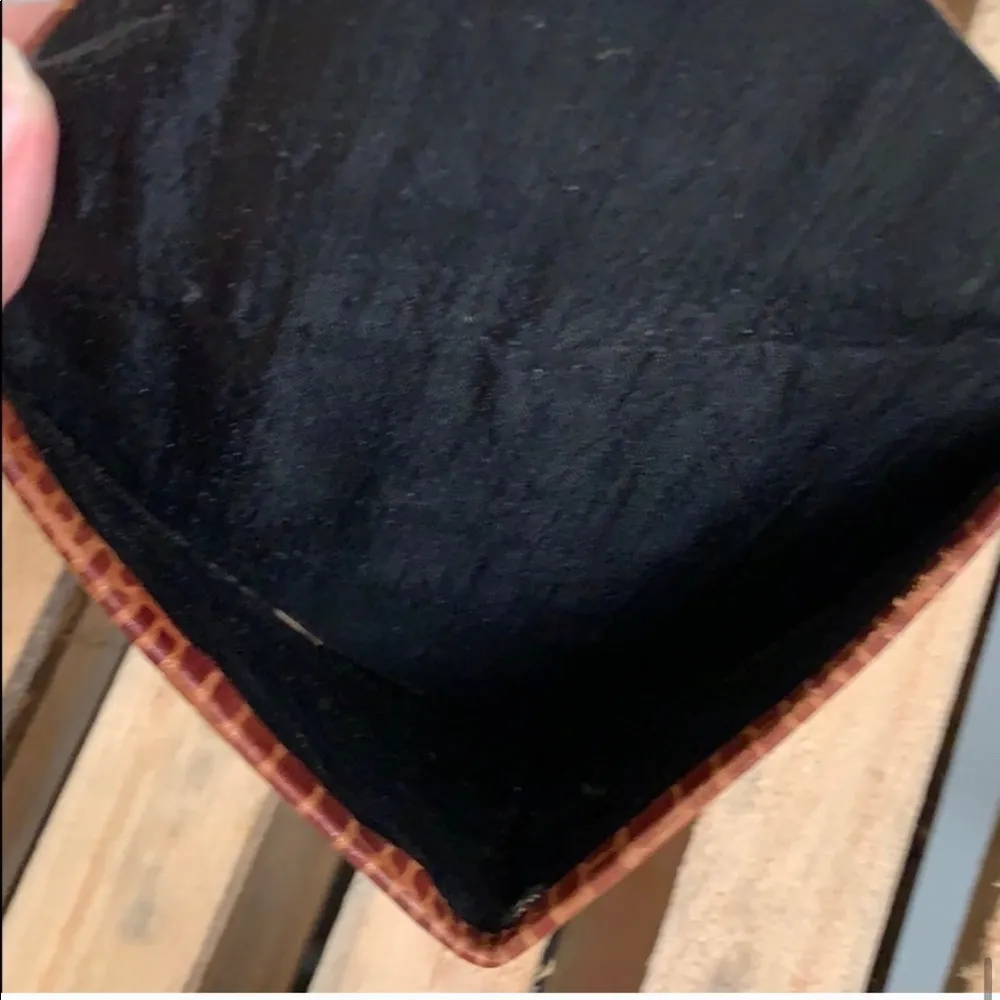 Vintage Triangular Crossbody Leather Bag - Image 7