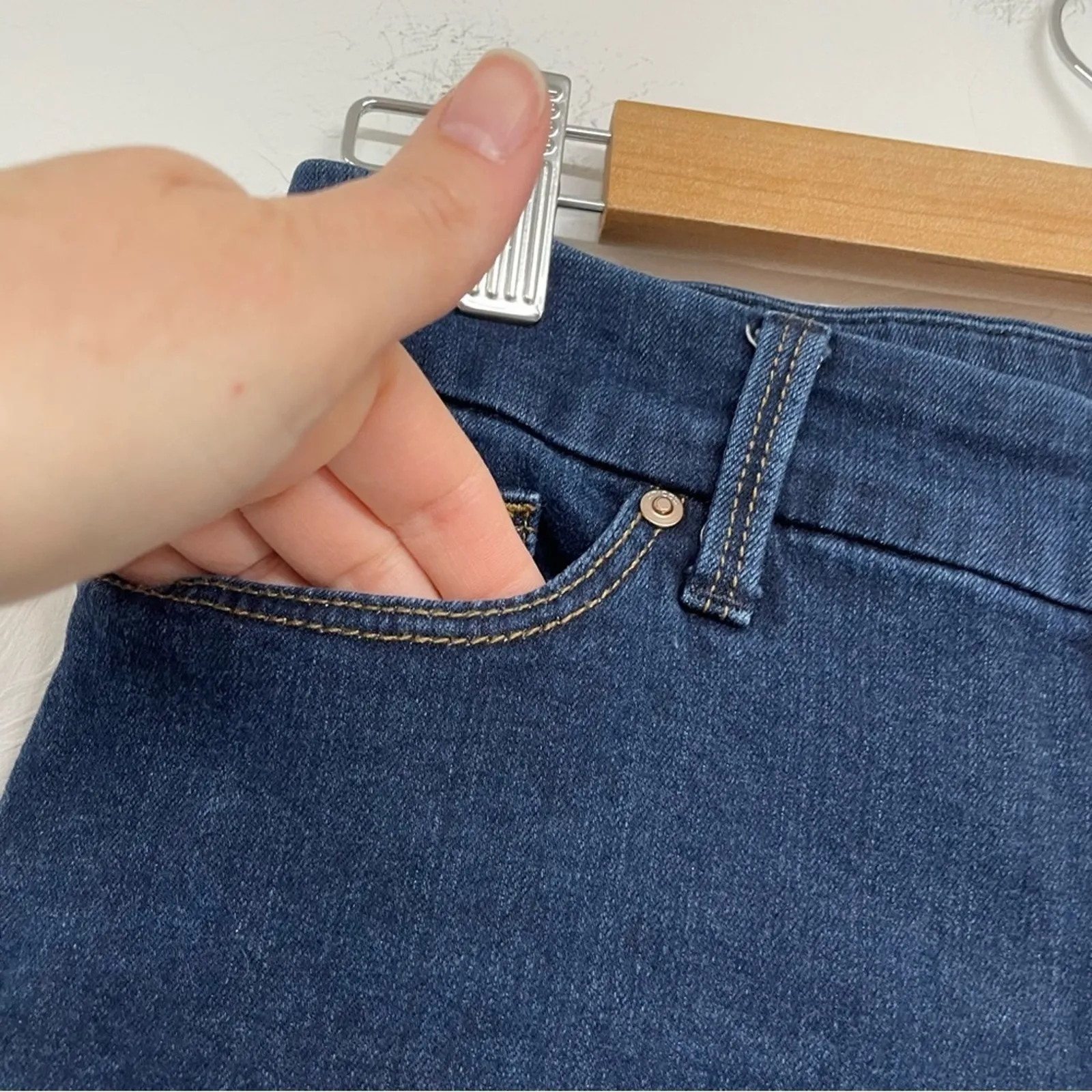 Chicos So Lifting Dark Wash High Rise Cropped Jeans Womens 0P Blue Denim Zip Fly - Image 3