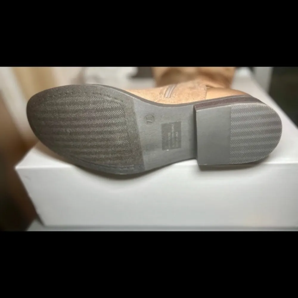 Knee High Strappy Back Low Heel Boots Size 7.5 Tan - Image 5