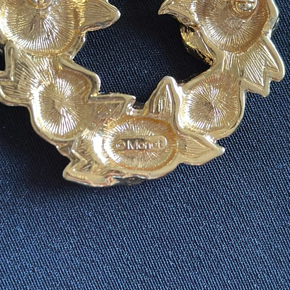 Monet EUC goldtone with rhinestone rose wreath brooch. Measures appx. 1 - Image 3