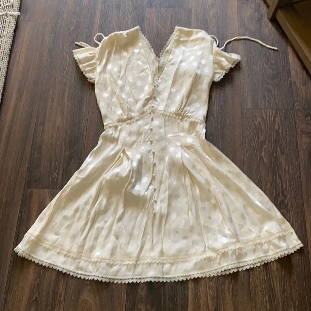 V-neck Polka Dot Pattern Alba Dress In White - Image 2