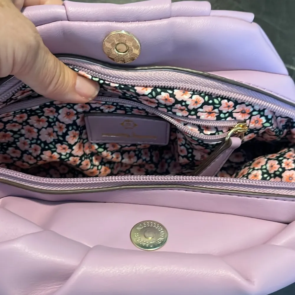lavender purse with floral lining in GUC - Image 5