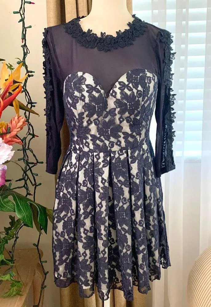 NEW Chi Chi London Sweetheart Neckline Mesh Lace Mini Dress - Image 2