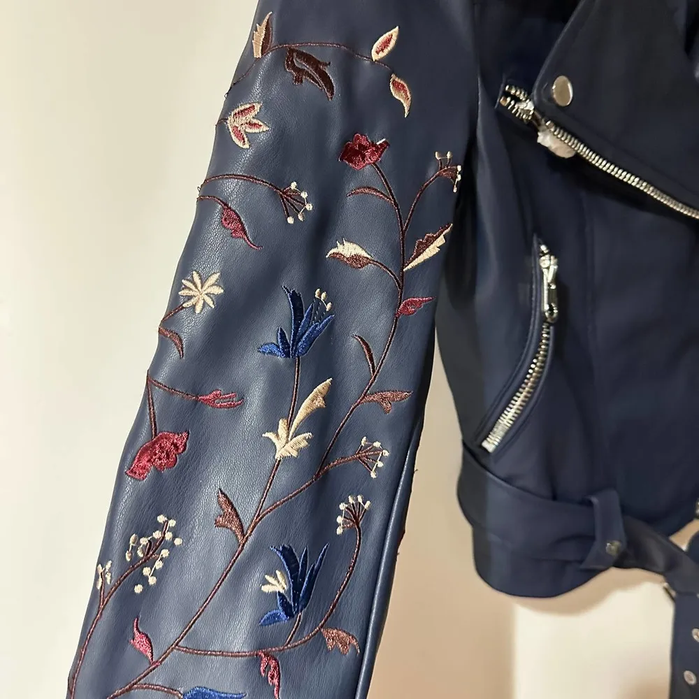 DESIGN LAB FAUX LEATHER EMBELLISHED FLORAL TRENDY JACKET SMALL - Image 3