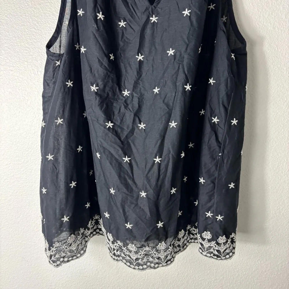 Gap Black and White Star Embroidered Women's Sleeveless Top size Medium - Image 3