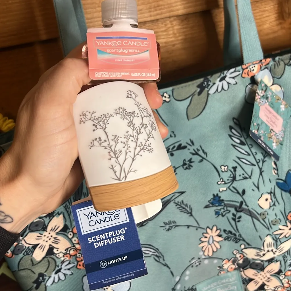 NWT Vera Bradley Yankee Candle Sunlit Garden Sage Scentplug Diffuser Pink Sands Green - Image 8