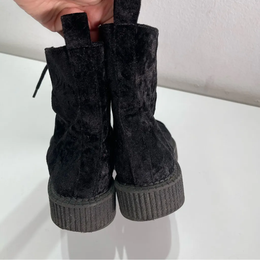 Katy Perry The GIA  Women's7.5 Black Crushed Velvet Ankle Combat Boots Lace Zip - Image 4