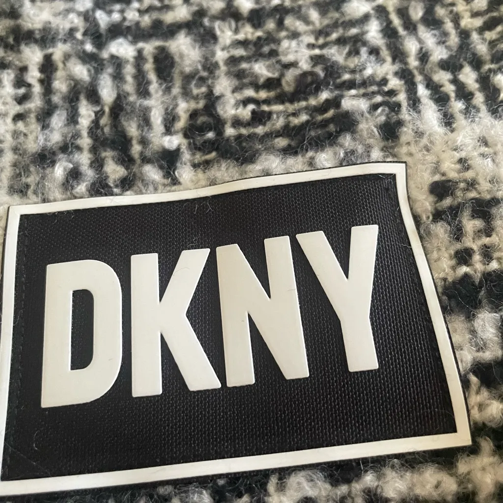 DKNY  Monochrome Textured Scarf - Image 7