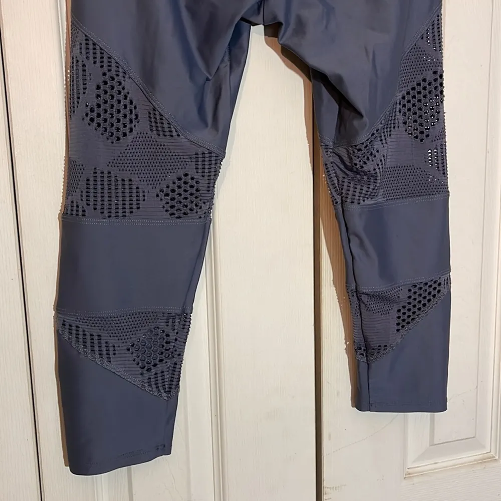 Onzie Honeycomb Gray Cutout Capri Length Workout Yoga Pants or Joggers S M - Image 13