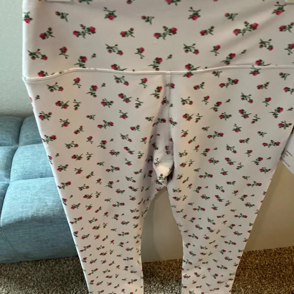 Beach riot white floral, leggings, new with tags medium - Image 4