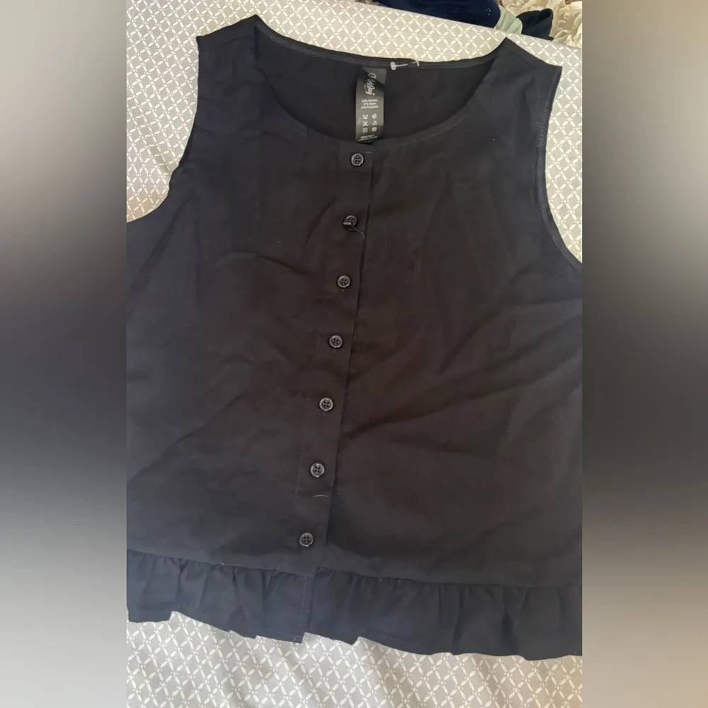 Black Sleeveless Ruffle Hem Top - Image 2
