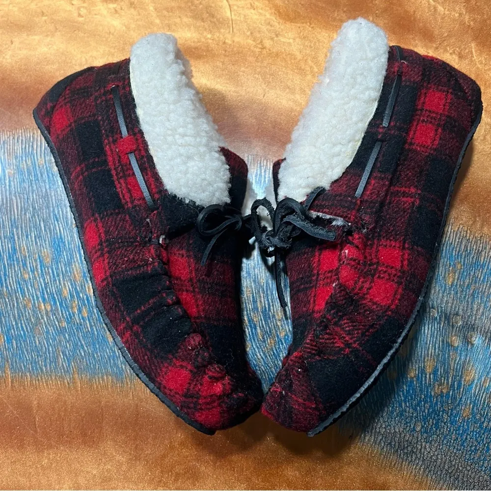 NWT Minnetonka Jacqueline Moccasin Slippers Buffalo Plaid Red Black Faux fur - Image 2