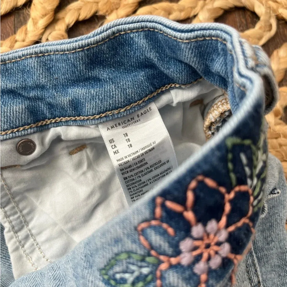 American Eagle Mom Shorts Floral Embroidered High Rise Jean Shorts Womens 18 - Image 4