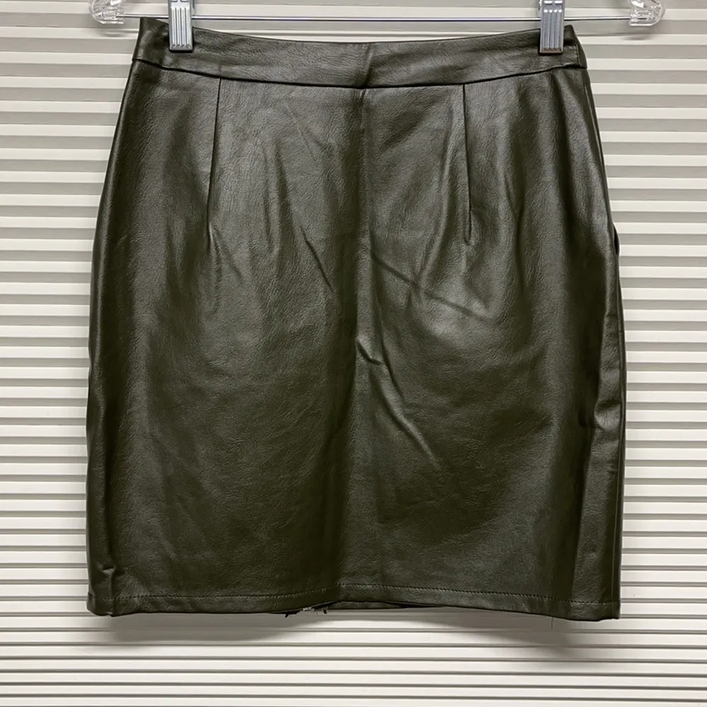 LF Seek The Label NWT Dark Green front zipper faux leather Pencil Skirt - Image 3