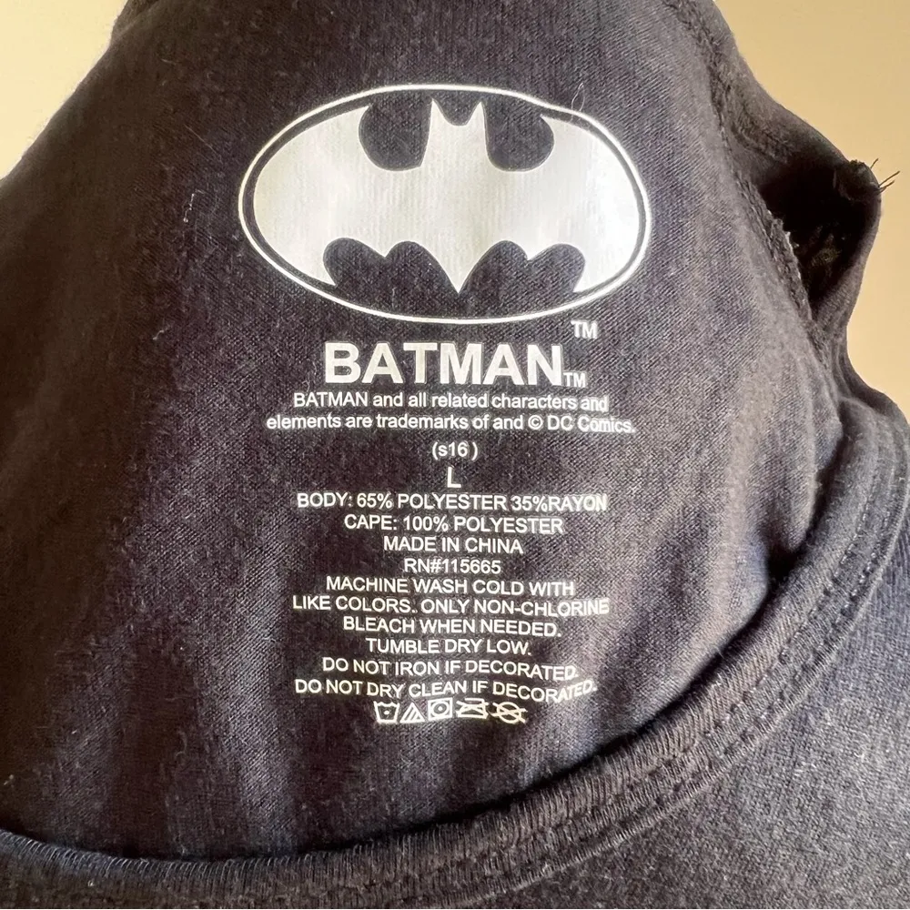 DC Comics Women's Batman with Attached Cape Tee Size M SKU#S2486 - Image 7