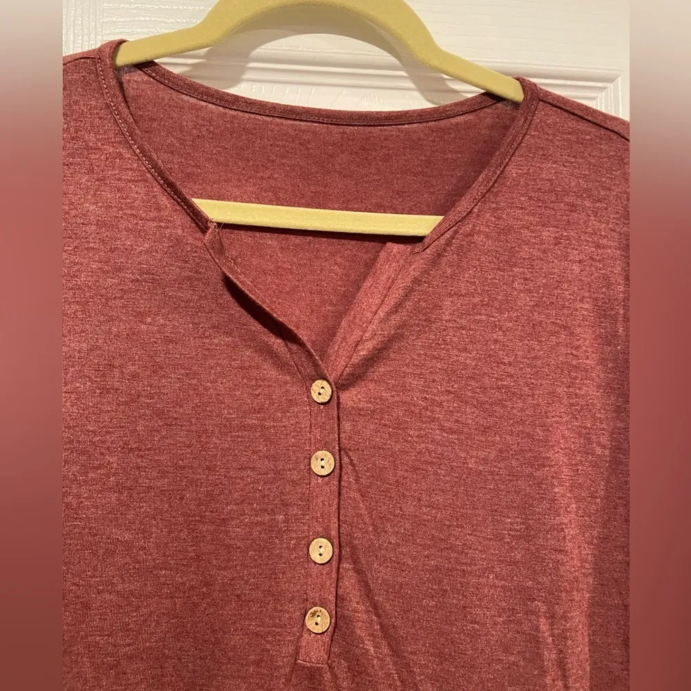 NWT Cupshe Size M Burgundy V Neck Long Sleeve Henley Tee Shirt Scalloped Hem - Image 2