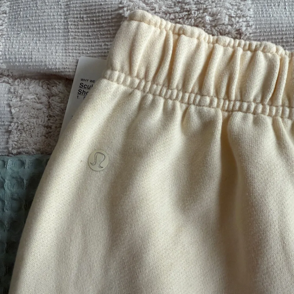 NWT Lululemon Scuba Mid-Rise Oversized Short 7" Graphic
Medium
Butter cream - Image 6