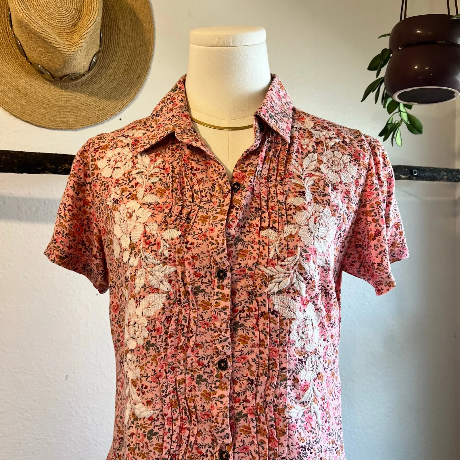 Avani Del Amour Embroidered Floral Pink Short Sleeve Button Blouse Size Small - Image 2