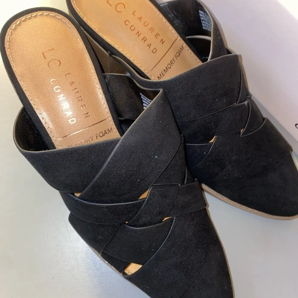 New size 5.5 woman’s Lauren Conrad black heels - Image 3