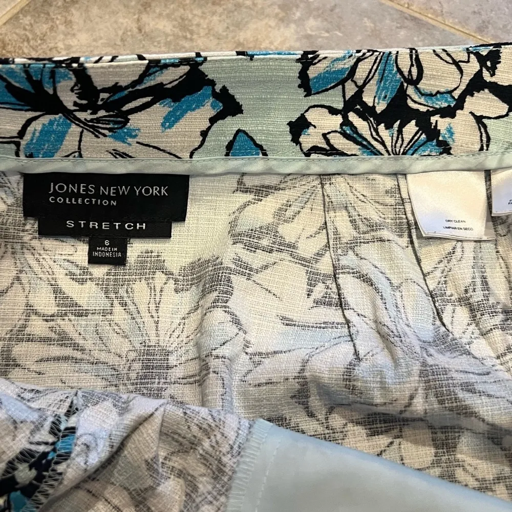 Jones New York blue floral stretch mid rise knee length skirt size 6 - Image 5