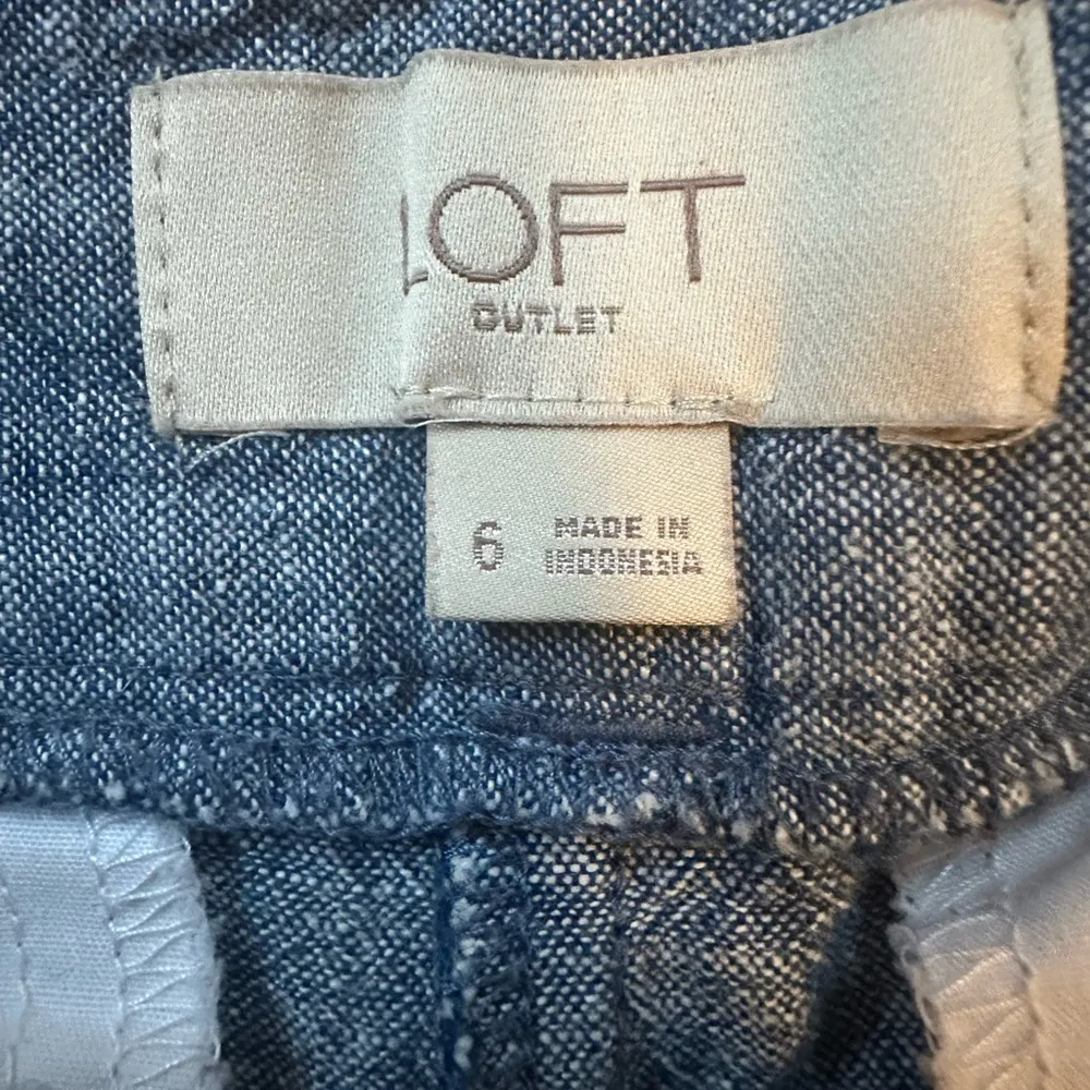 Loft  size 6 linen cotton blend 4” short blue - Image 3