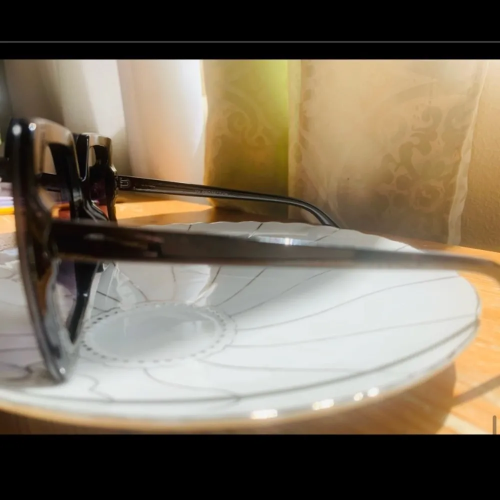 Chunky 90’s style sunglasses - Image 4