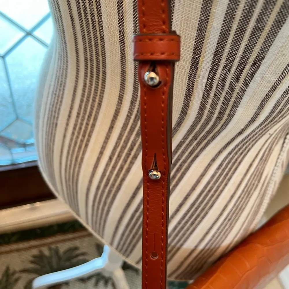 Croc embossed leather Carmel crossbody with adjustable strap - Image 11