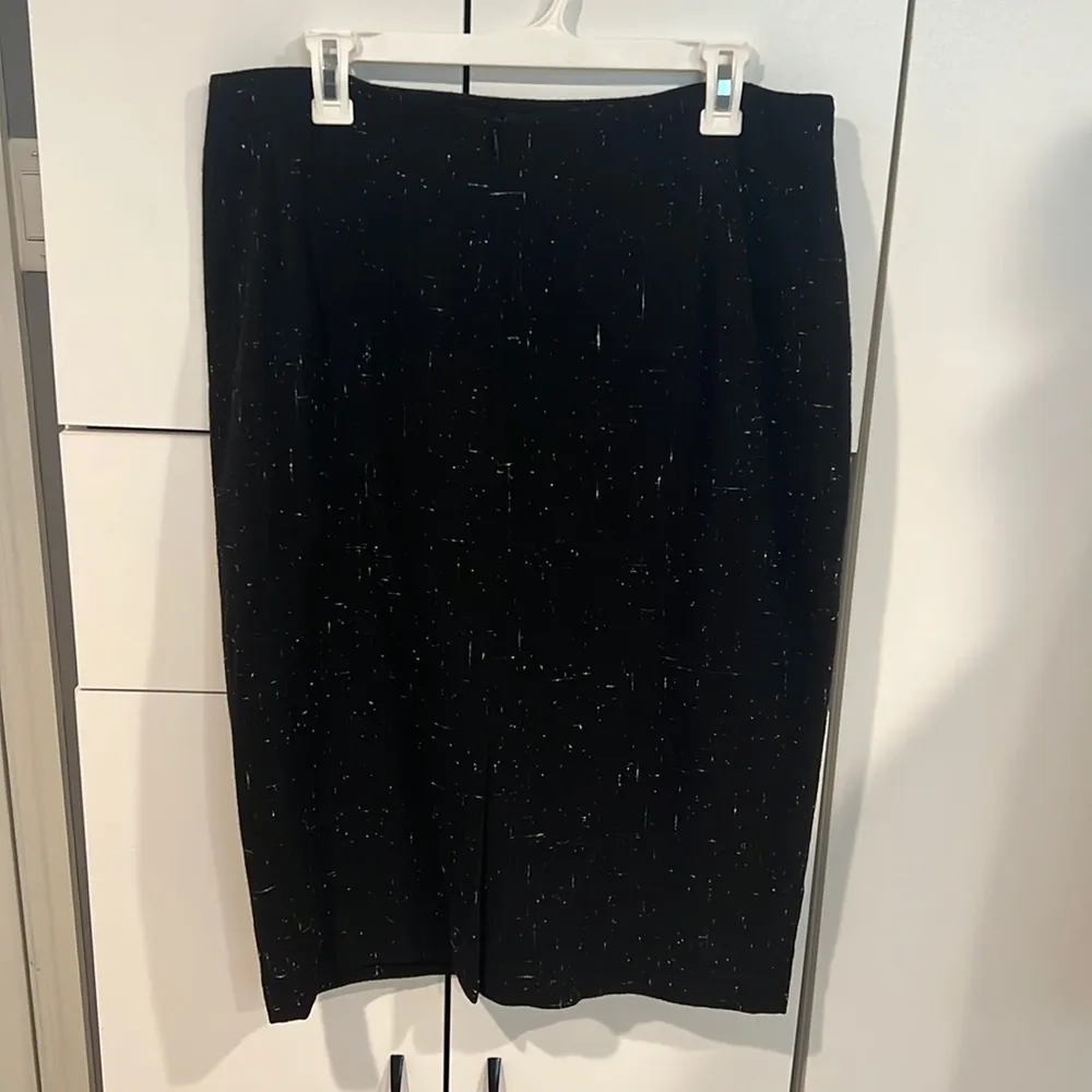 New $375 Donna Karan wool pencil skirt .‎ Size 14 - Image 2