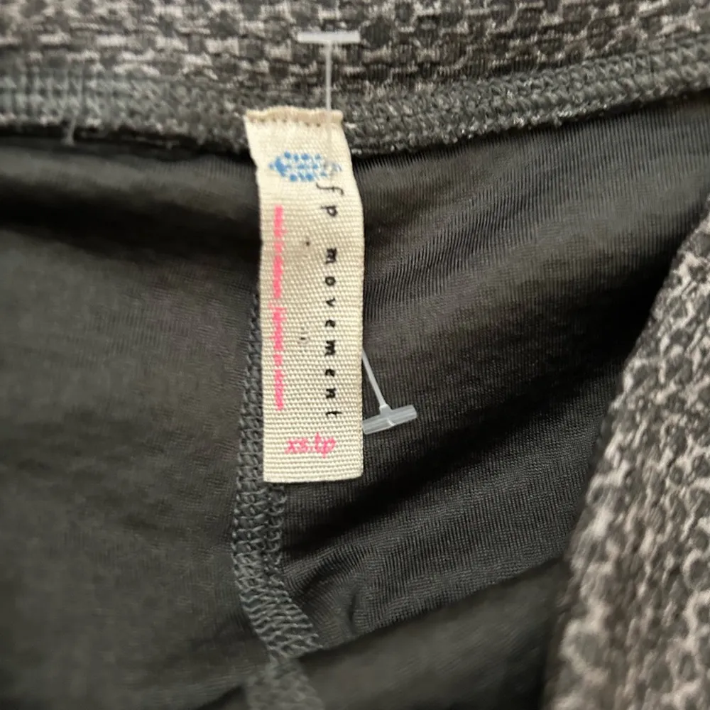 FREE PEOPLE MOVEMENT GRAY OFF THE GRID FLARED leggings size xs - Image 10