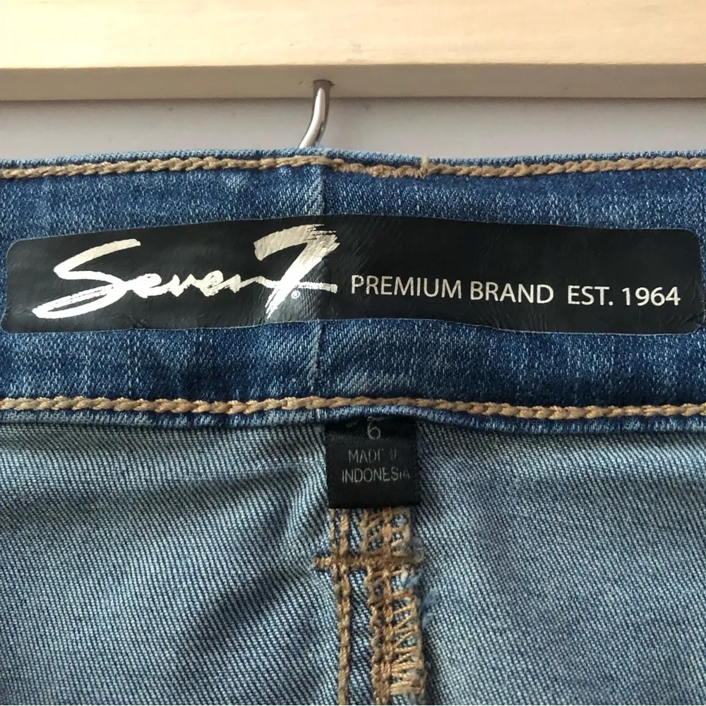 Seven7 Floral Embroidered Distressed Denim Fashion Skirt Size 6 - Image 4