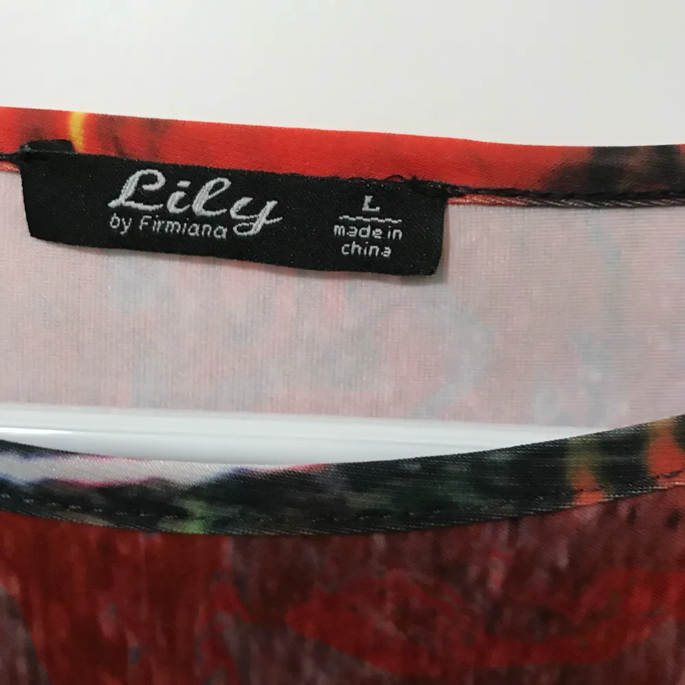 Lily by Firmiana Polyester/Spandex Red Tunic Large EUC - Image 3