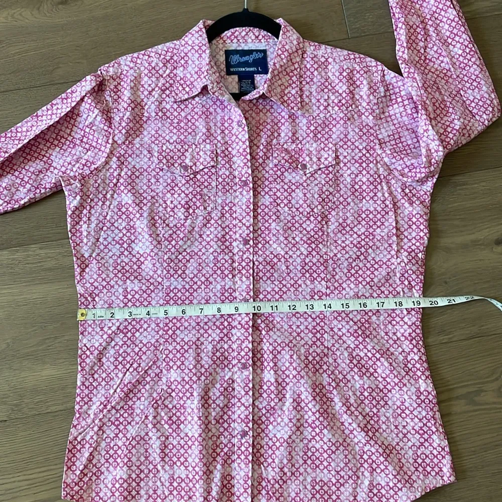 Wrangler Shirt Women’s Size Large Pink Breast Cancer Logo Pearl Snap Western - Image 7