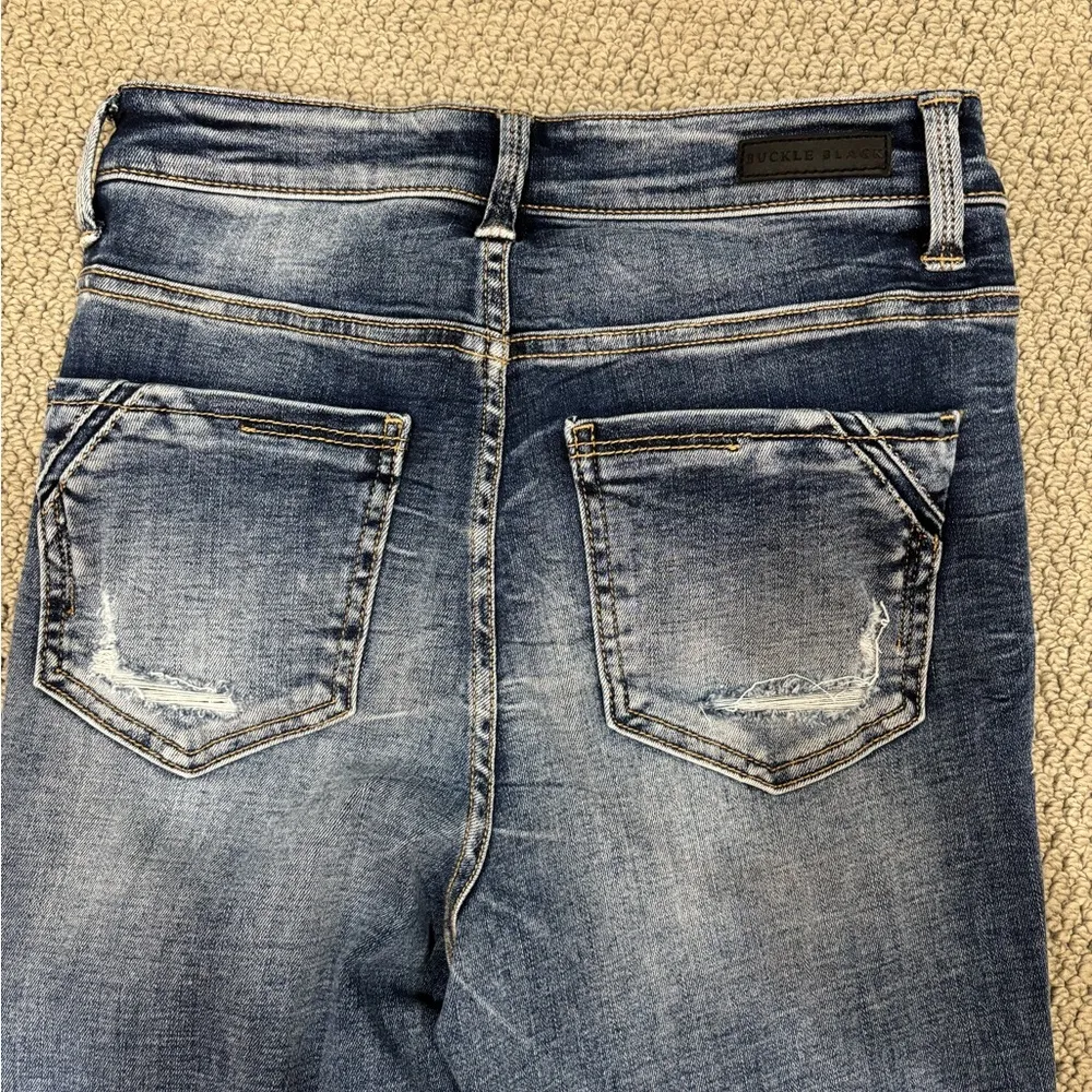 NWOT Buckle Women's Distressed Blue Jeans - Image 5