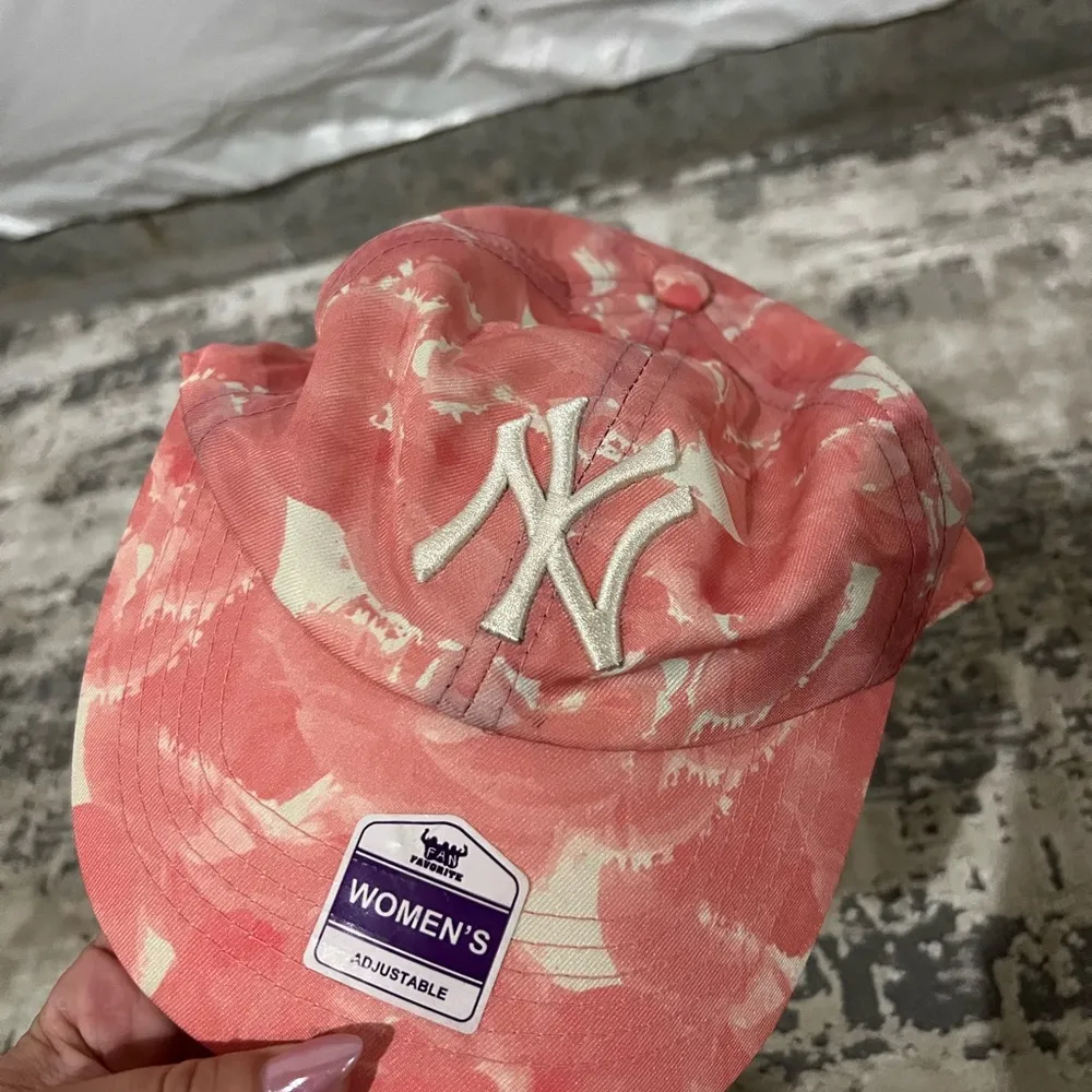 Fan Favorite New York Yankees Pink Camo Baseball Cap - Image 2