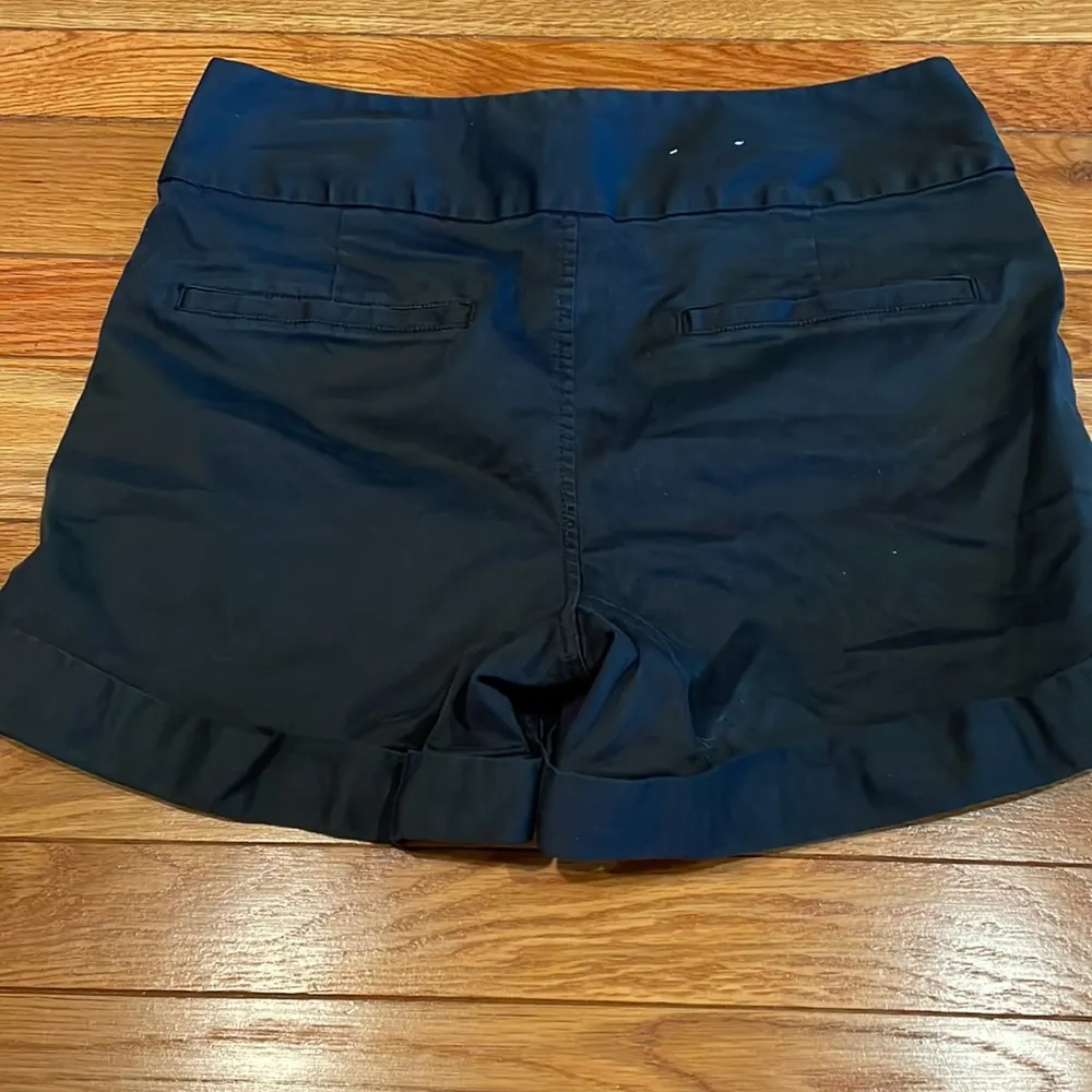 Old Navy black cuffed high rise shorts size 10 - Image 3