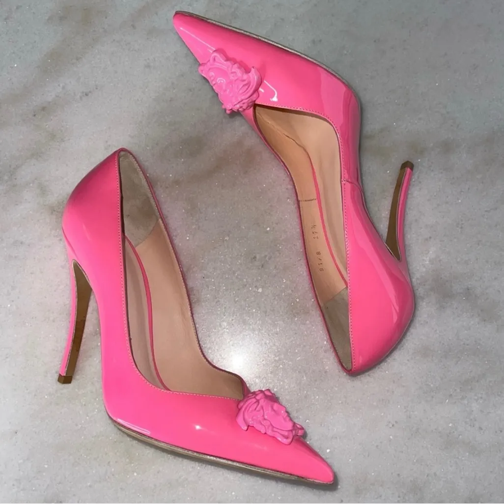 New Versace Pink Palazzo Medusa Patent Leather Pointed Toe Pump in Pink - Image 7