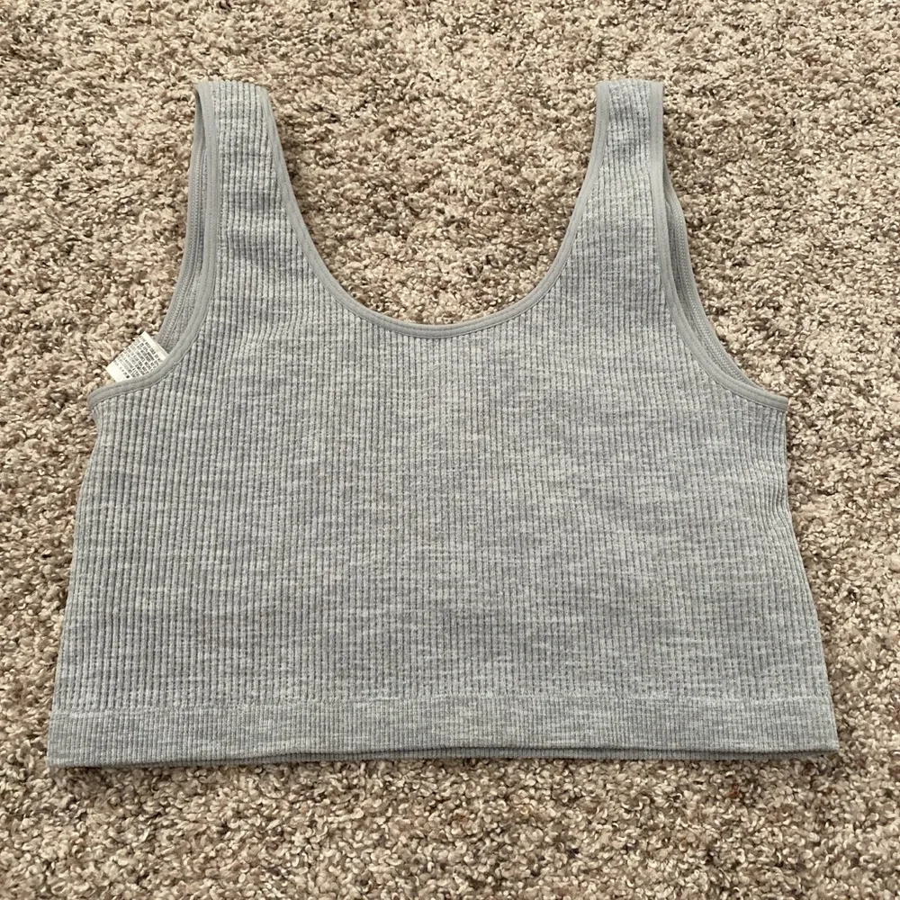 Forever 21 size medium ribbed grey crop top with built in bra - super cute! - Image 2