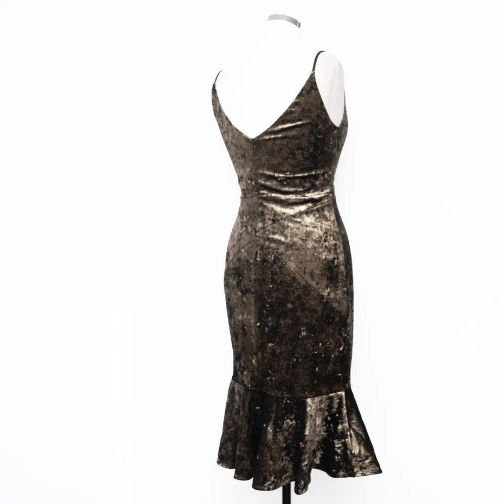 Black Halo. Bronze Crushed Velvet Fluted Cocktail Dress. - Image 14