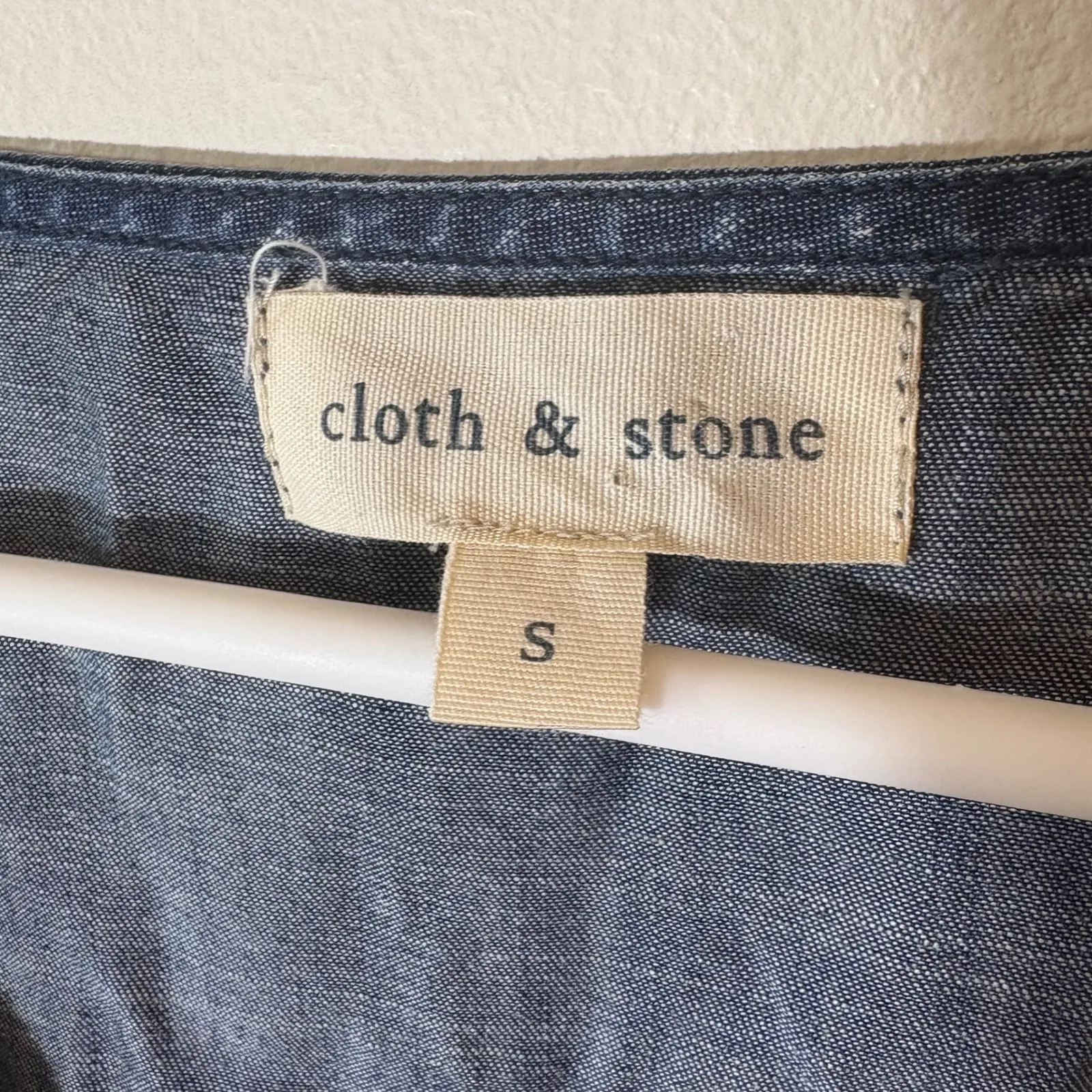 Cloth & Stone Chambray Cold Shoulder Top Tencel Lyocell Size Small - Image 2