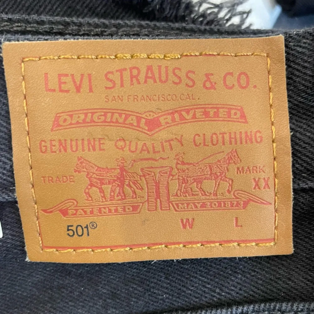 Levi’s 501 Original Short in Stowaway Frayed Raw Cut Hem Women’s Sz 31 - Image 9