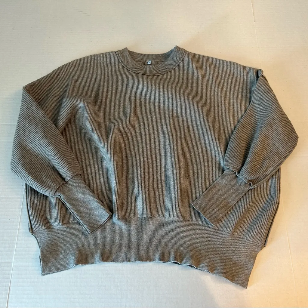 Women's light tan Crew Neck Sweater oversized size Medium - Image 10