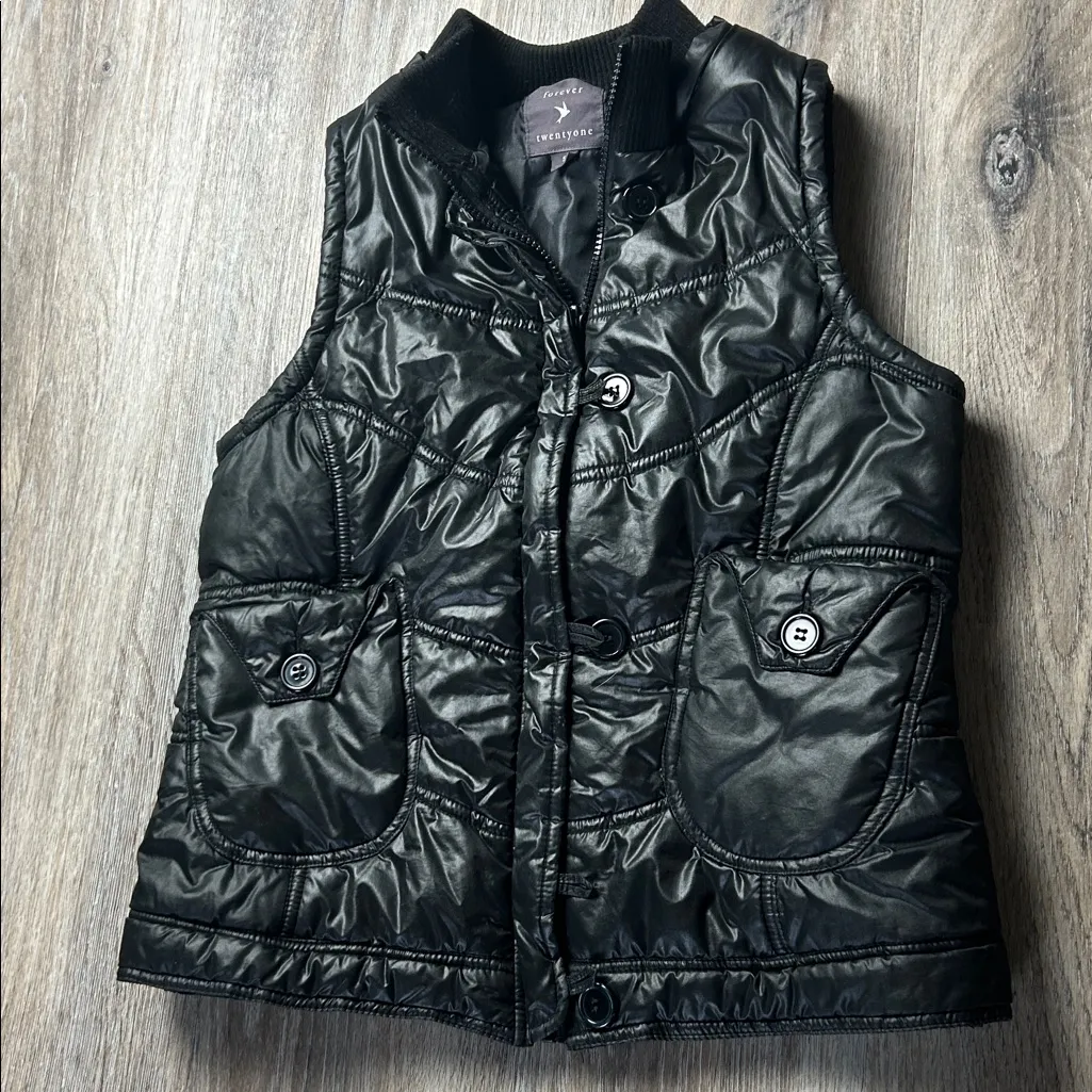 Forever 21 Black Quilted Puffer Vest Size Small - Image 3