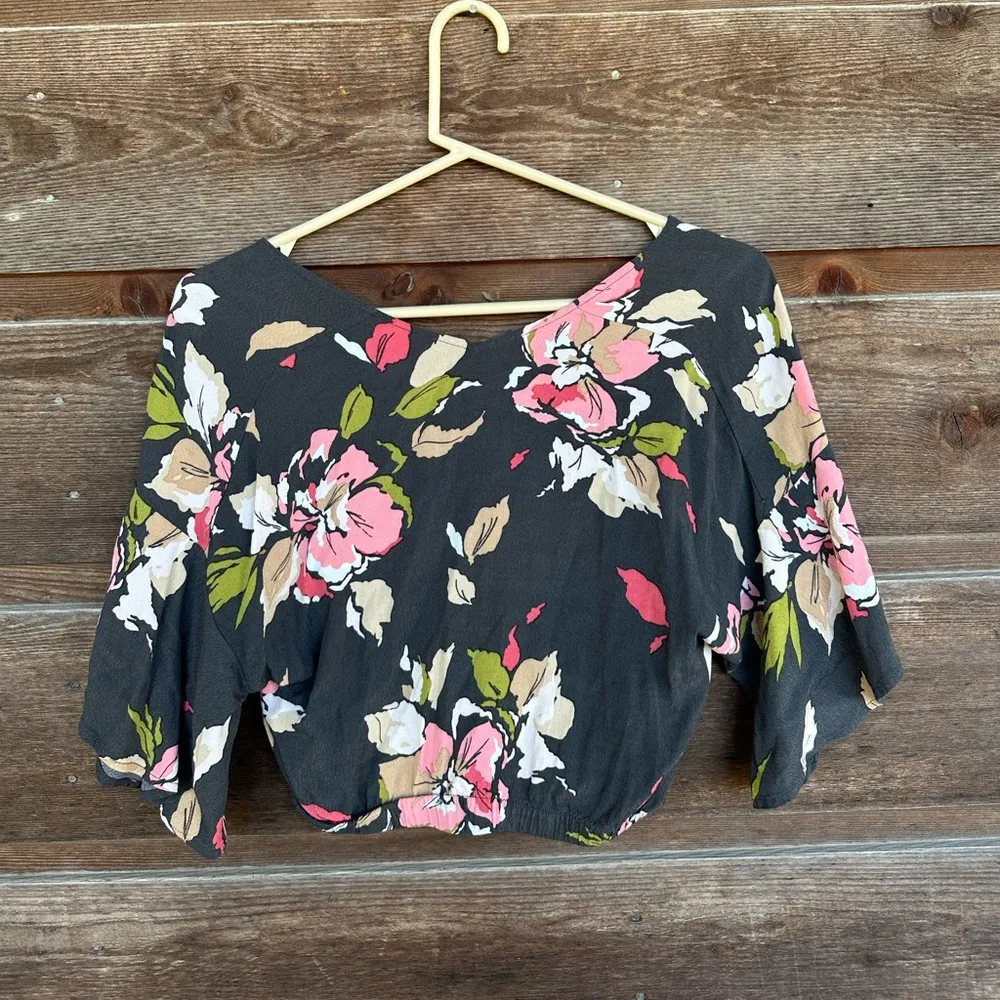 Leith Cropped Rayon Flounce Sleeve Top V Neck Button Down Floral - Image 2