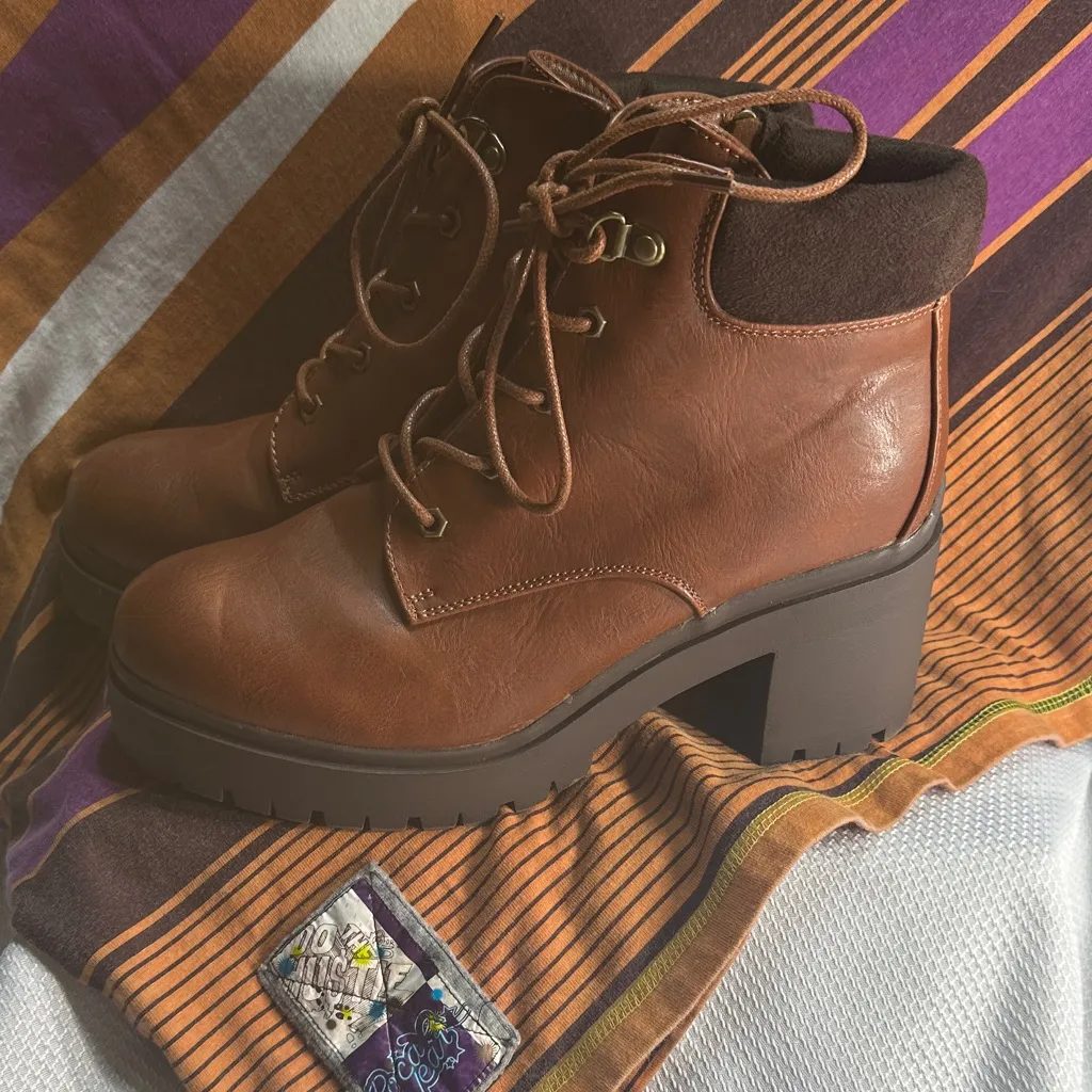 Stylish Brown Lace-Up Boots - Image 2