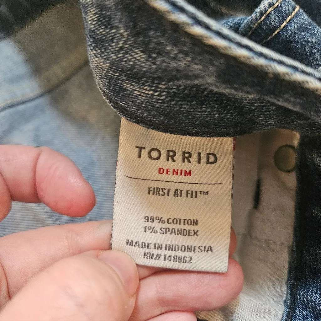 Torrid Denim First At Fit Jean Distressed Frayed Shorts Sz 16 - Image 4