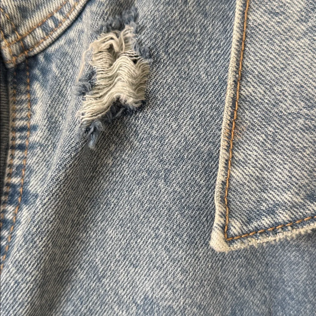 Old Navy Light Blue Distressed Denim Jacket. - Image 4